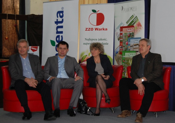 Od lewej Marek Łuczak, prezes Syngenta Polska, Michał Lachowicz prezes Konsorcjum Appolonia i szef grupy La-sad, prof. dr hab. Małgorzata Korbn, dyrektor Instytutu Ogrodnictwa, dr Paweł Bielicki/ fot. sadyogrody.pl Dyrektor IO: Nie możemy zmarnować nowych rynków zbytu