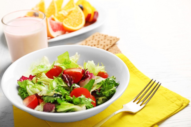 Po świątecznym przejedzeniu, albo w ramach postanowień noworocznych, wielu z nas zamierza przejść na dietę/ fot. shutterstock Po świętach warto zrobić sobie owocowo-warzywny detoks