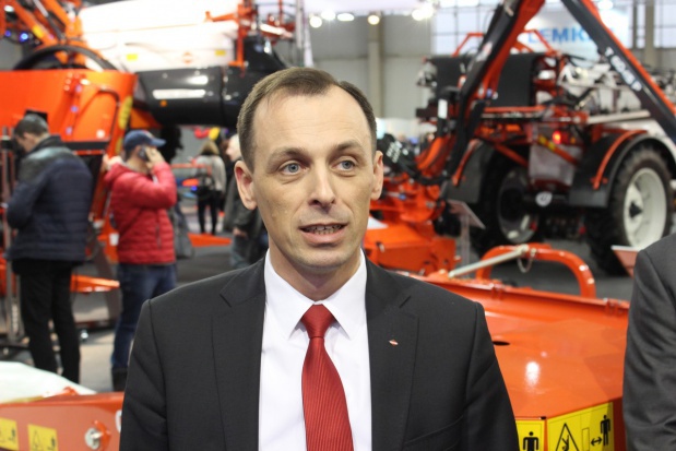 Artur Szymczak, dyrektor spółki Kuhn Maszyny Rolnicze, dobrze ocenia rok 2015 w handlu maszynami/ fot. K.Hołownia Bez PROW-u rolnicy inwestują mniej w ciągniki. Więcej w maszyny towarzyszące