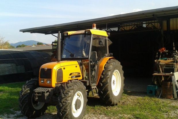 Renault Pales 240 - najmocniejszy model serii Pales/ fot. Farmer.pl Warto zainteresować się ciągnikami Renault Pales?