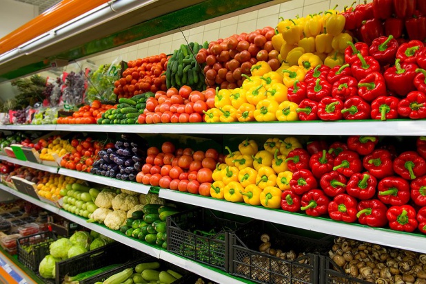 Koszyk cen: Dyskonty z niższymi cenami pomidorów i papryki