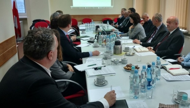 17 listopada spotkali się przedstawiciele organów, w których kompetencjach leży zapobieganie i walka z wprowadzaniem do obrotu nielegalnych środków ochrony roślin / fot. piorin.gov.pl Spotkanie międzyinstytucjonalnej grupy ds. nielegalnych śor