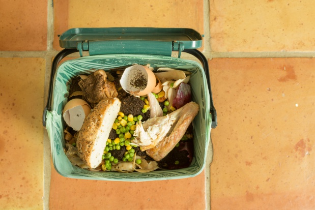 Co roku na świecie marnuje się 1/3 produkowanej żywności. W czasie świąt Bożego Narodzenia problemem jest zbyt duża liczba potraw / fot. shutterstock Jak ograniczyć ilość marnowanego w czasie świąt jedzenia? (wideo)