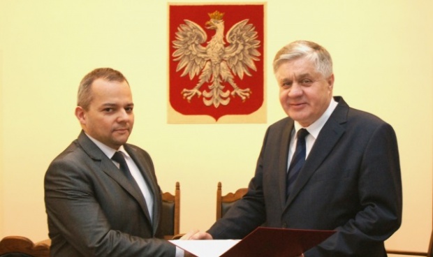 Minister Krzysztof Jurgiel wręcza akt powierzenia obowiązków prezesa ARiMR Dariuszowi Golcowi/ fot za MRiRW ARiMR ma nowego prezesa