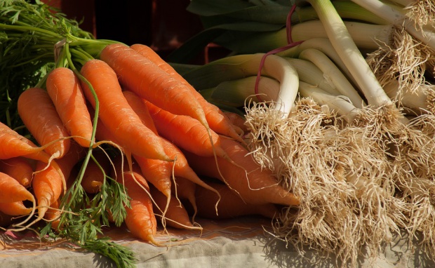 Sezonowy wzrost cen warzyw krajowych, chociaż w ujęciu rocznym nadal taniej