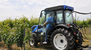 Sadownicze ciągniki New Holland w polskiej winnicy (foto)
