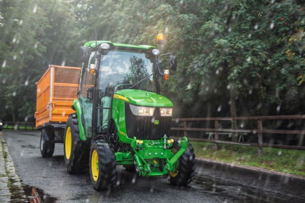 John Deere 4066R w transporcie, fot. JD Maszyny komunalne coraz bardziej zautomatyzowane