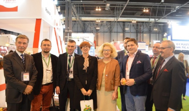 Wizyta Elżbiety Rafalskiej / fot. Marzena Prychocka, KZGPOiW Polacy chcą się promować! Wystawcy na targach Fruit Attraction w Madrycie (zdjęcia)