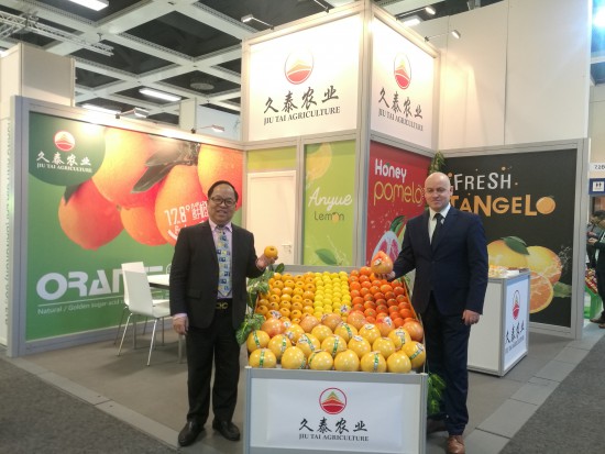 Henry Wang dyrektor Jiutai Modern Agriculture i Michał Glijer, prezes Grupa Sad Export na targach Fruit Logistica w Berlinie Eksporter jabłek importuje chińskie owoce. Pierwsze tangelo dotarło już do Polski!