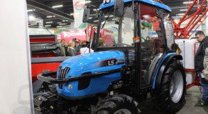 Kompaktowy traktor LS Mtron R60 do sadów