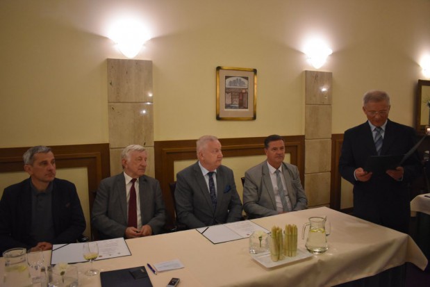 Podczas spotkania podpisano list intencyjny w sprawie utworzenia Muzeum Szparagowego w Nowym Tomyślu/ fot. sadyogrody.pl Trudny początek zbiorów szparaga. Bezśnieżna zima spowodowała przemarznięcia karp