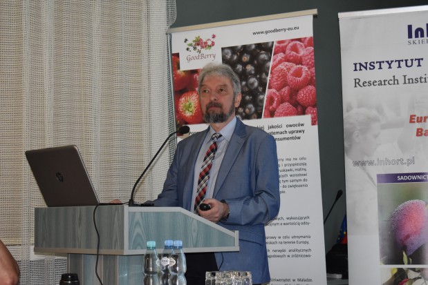 dr Krzysztof Rutkowski mówił o przechowywaniu gruszek/ fot. sadyogrody Projekt InnoFruit - tendencje w hodowli i uprawie grusz