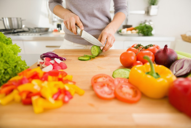 fot. shutterstock Naukowcy: Dieta obfitująca w warzywa i owoce przeciwdziała utracie słuchu