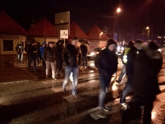fot. za AGROunia Sadownicy- Warka, Góra Kalwaria, Grójec Sadownicy protestują. Po raz kolejny zablokowali rondo w Górze Kalwarii (video)