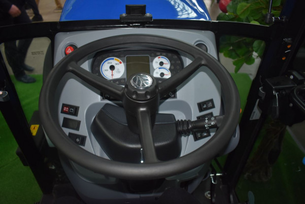 Wnętrze kabiny ciągnika T4.80N / fot. sadyogrody.pl Agrotech 2019: rozwiązania marki New Holland dla sadowników (zdjęcia)
