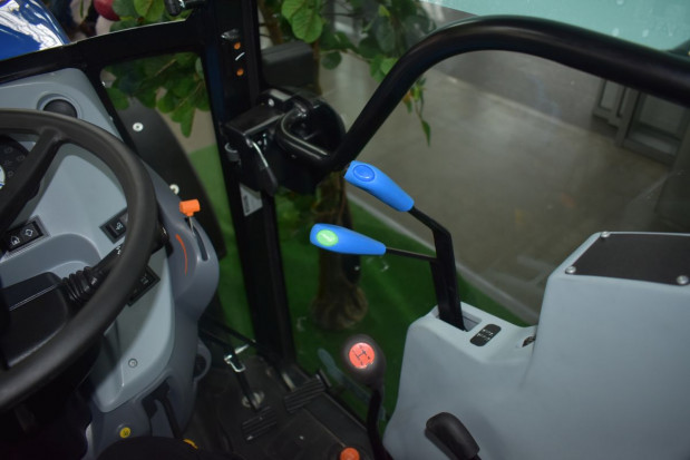 Wnętrze kabiny ciągnika T4.80N / fot. sadyogrody.pl Agrotech 2019: rozwiązania marki New Holland dla sadowników (zdjęcia)