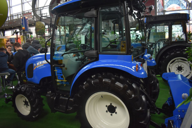 Ciągnik Boomer 50, wyposażony w kabinę z klimatyzacją oraz 4-cylindrowy silnik o pojemności 2500 cm3, osiągający moc 47 KM/ fot. sadyogrody.pl Agrotech 2019: rozwiązania marki New Holland dla sadowników (zdjęcia)