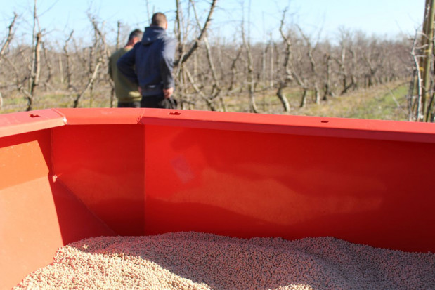 Okres od początku do połowy kwietnia to czas na podanie kluczowych makroskładników/ fot. materiały redakcji Nawożenie sadów wiosną