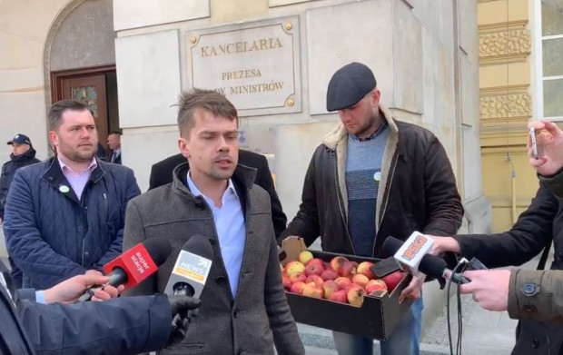 fot. Facebook / AGROunia AGROunia i nadgniłe jabłka w happeningu pod Kancelarią Premiera (wideo)