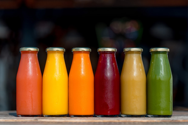 fot. shutterstock.com Coraz chętniej sięgamy po bio soki owocowe