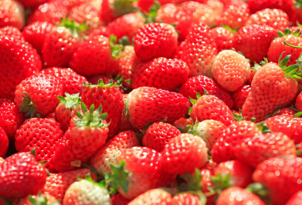 fot. shutterstock.com Na rynku w Broniszach dostępne krajowe truskawki - 15/18 zł/kg