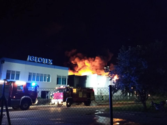 fot. Facebook Ogromny pożar hali produkcyjnej firmy Iglotex w Skórczu