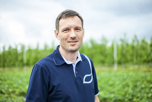 dr Kamil Jeziorek z firmy Syngenta/ fot. Marek Misiurewicz (Żelazna Studio) Rozpoczyna się kwitnienie malin. Konieczna jest ochrona plantacji (wideo+foto)