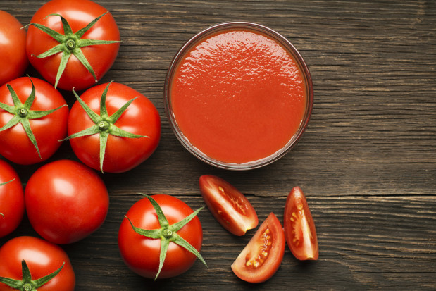 fot. shutterstock.com Niesolony sok pomidorowy zmniejsza ryzyko chorób serca