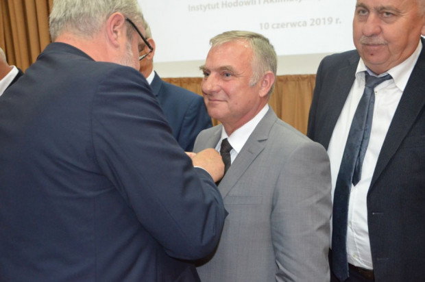 Jan Krzysztof Ardanowski, minister rolnictwa, wręcza wyróżnienie "Zasłużony dla Rolnictwa" Wojciechowi Koniecznego z Farmer, fot. M. Tyszka Wojciech Konieczny, redaktor "Farmera" z odznaczeniem Zasłużony dla Rolnictwa