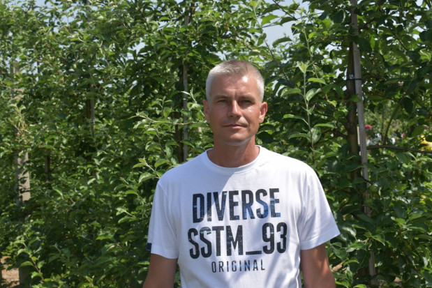Robert Binkiewicz z firmy Agrosimex/ fot. sadyogrody.pl FDS Bayer: niskie plony owoców, silna presja mszycy jabłoniowo-babkowej i mączniaka (zdjęcia)