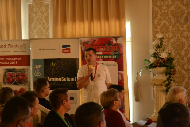 O chorobach, i ich wpływie na plonowanie roślin w sezonie 2019 opowiadał Albert Zwierzyński z Doradcy Jagodowego/ fot. materiały DJ Technologie uprawy truskawek podczas Warsztatów z Doradcą Jagodowym (zdjęcia)