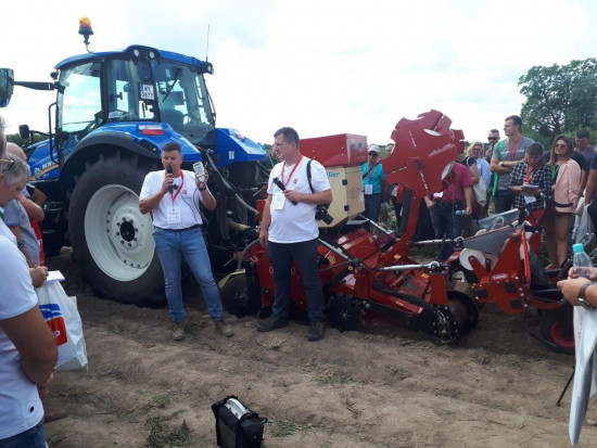 Prezentacja maszyn podczas pokazów polowych / fot. materiały DJ Technologie uprawy truskawek podczas Warsztatów z Doradcą Jagodowym (zdjęcia)