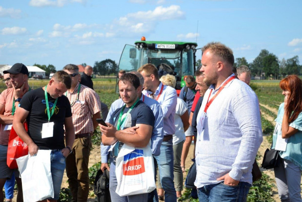 Uczestnicy Letnich Warsztatów Truskawkowych / fot. materiały DJ Technologie uprawy truskawek podczas Warsztatów z Doradcą Jagodowym (zdjęcia)