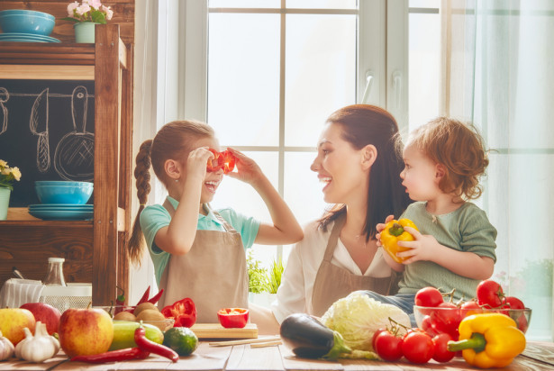 fot. shutterstock.com Badanie: tylko 46,2 proc. rodziców mówi swoim pociechom o zaletach owoców i warzyw
