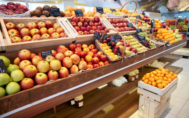 fot. shutterstock Analiza: Sieci handlowe postawiły na jabłka kosztem bananów?