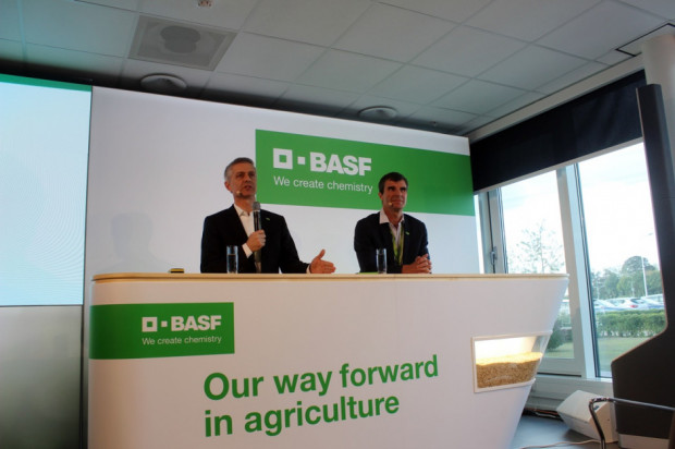Vincent Gros, prezes BASF Agricultural Solutions (z prawej) oraz Livio Tedeschi szef regionów: Europy, Bliskiego Wschodu, Afryki i WNP Fot. A. Kobus Innowacje od BASF dla zrównoważonego rolnictwa