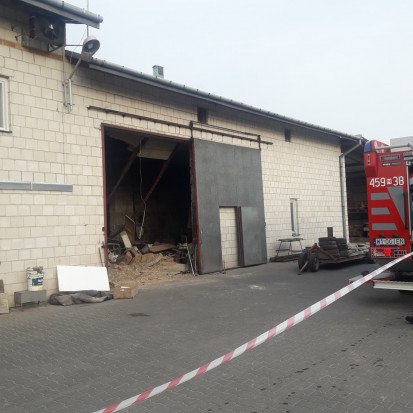 fot. za facebook OSP KSRG Chynów Chynów: Zawalił się strop hali magazynowej