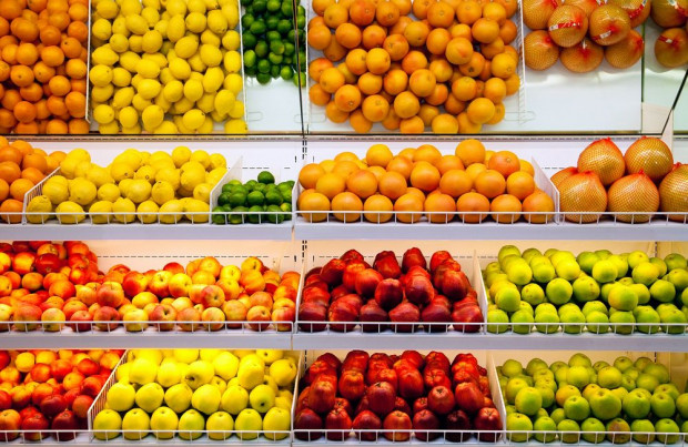 fot. shutterstock.com Jabłka w marketach i na straganach droższe od cytrusów