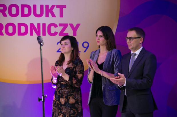 Aneta Gwara -Tarczyńska, dziennikarska sadyogrody,pl, Magdalena Brzózka, dziennikarka sadyogrody.pl, Wojciech Kuśpik, prezes Grupy PTWP Nagrody w konkursie "Innowacyjny Produkt Ogrodniczy 2019" rozdane. Poznaj zwycięzców (zdjęcia)