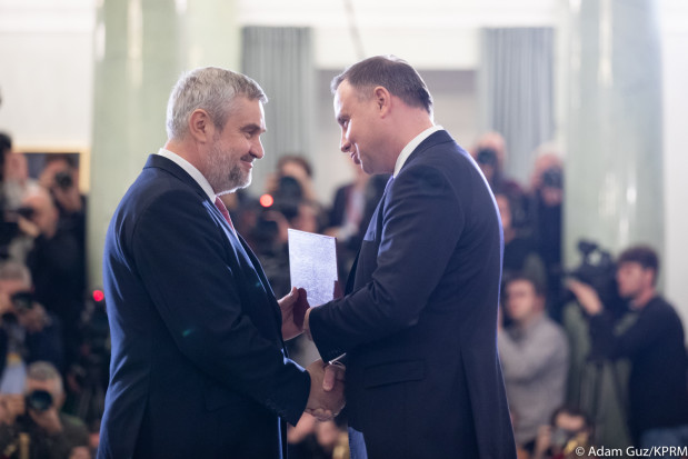 Prezydent A. Duda wręcza ministrowi J. K. Ardanowskiemu akt powołania/ fot. za MRiRW Jan Krzysztof Ardanowski ponownie Ministrem Rolnictwa i Rozwoju Wsi