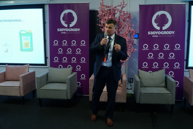 dr hab. Zbigniew Jarosz, dyrektor Instytutu Produkcji Ogrodniczej Uniwersytetu Przyrodniczego w Lublinie, współwłaściciel firmy Doradca Jagodowy/ FOT. ptwp Zabiegi na plantacjach truskawek trzeba dopasować do warunków pogodowych (wideo)