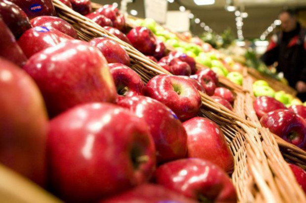 fot. shutterstock.com Brytyjskie supermarkety rezygnują z etykiet na owocach i warzywach