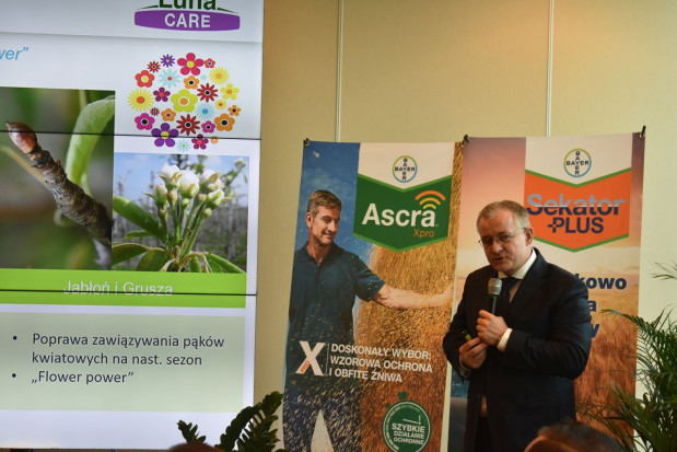 Radosław Suchorzewski z firmy Bayer informował o nowościach do ochrony sadów na sezon 2020/fot. sadyogrody W ofercie Bayer Crop Science pojawia się nowość do ochrony jabłoni i grusz