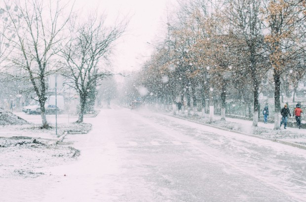 W środę rano Instytut Meteorologii i Gospodarki Wodnej wydał ostrzeżenia pierwszego stopnia przed intensywnymi opadami śniegu, oblodzeniem, a także zawiejami i zamieciami śnieżnymi. / fot. shutterstock IMGW ostrzega: Intensywne opady śniegu, oblodzenie, zawieje i zamiecie śnieżne