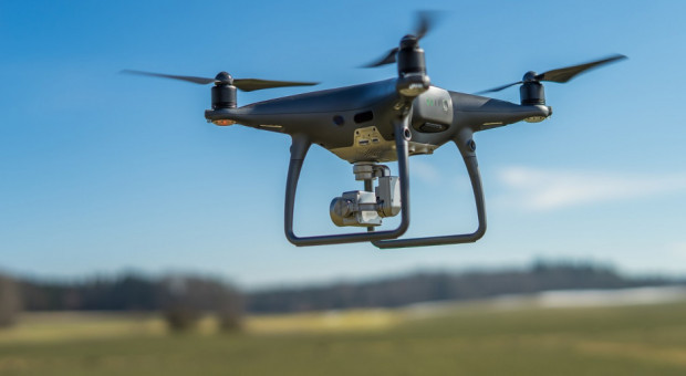 Monitorowanie satelitarne ma być uzupełniane danymi z innych źródeł, np. z wykorzystaniem dronów, zdjęć z tzw. geolokalizacją oraz klasycznych kontroli na miejscu. / fot. pixabay Kto może kontrolować rolnika?