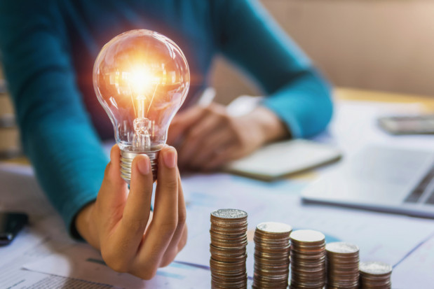 Rekompensaty będą przysługiwały tym gospodarstwom domowym, które nie przekroczyły drugiego progu podatkowego w 2019 r. / fot. shutterstock Projekt ustawy o rekompensatach za podwyżki cen prądu w wykazie prac rządu