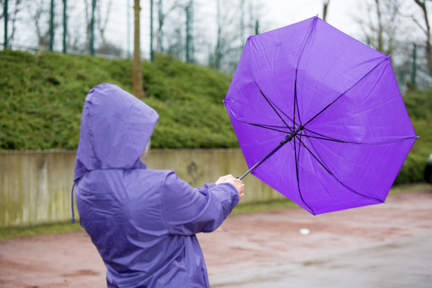 W piątek może pojawić się oblodzenie, a w kolejnych dniach wiać będzie silny wiatr. / fot. shutterstock Pogoda na weekend: W piątek oblodzenie, w kolejnych dniach silny wiatr