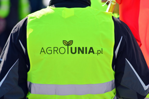 Rolnicy z Agrounii protestują pod siedzibą UOKiK i jedną z warszawskich Biedronek. / fot. shutterstock Agrounia protestuje w Warszawie pod siedzibą UOKiK i jedną z Biedronek