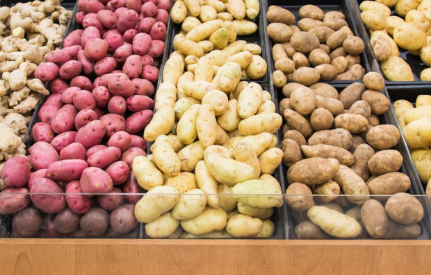 Największe podwyżki zaobserwowano w supermarketach i hipermarketach/ fot. shutterstock W sklepach dużo mniejsze promocje ziemniaków niż rok temu