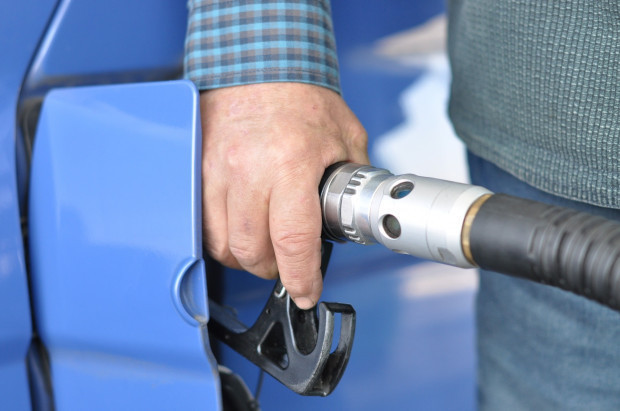 Obserwowane na polskich stacjach przeceny są nadal konsekwencją spadków cen ropy związanych z rozprzestrzenianiem się koronawirusa / fot. shutterstock Analitycy: Przez koronawirusa klienci płacą mniej za tankowanie